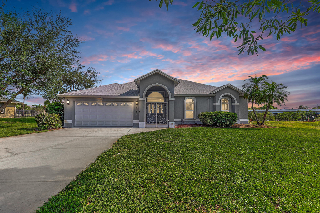 2704 Se Eagle Drive - Photo 0