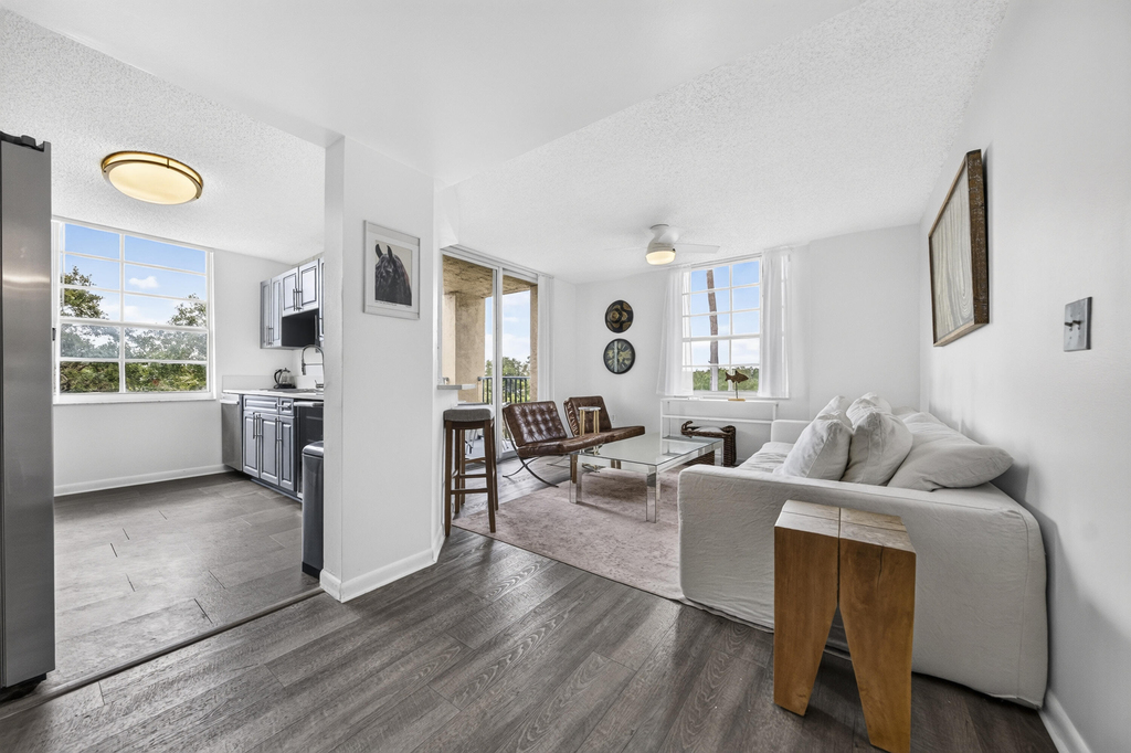 520 Se 5th Ave - Photo 1