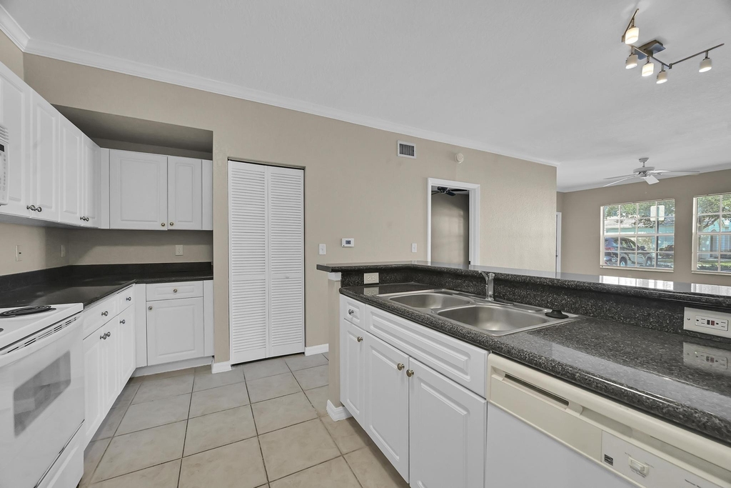 196 Se Kitching Circle - Photo 1