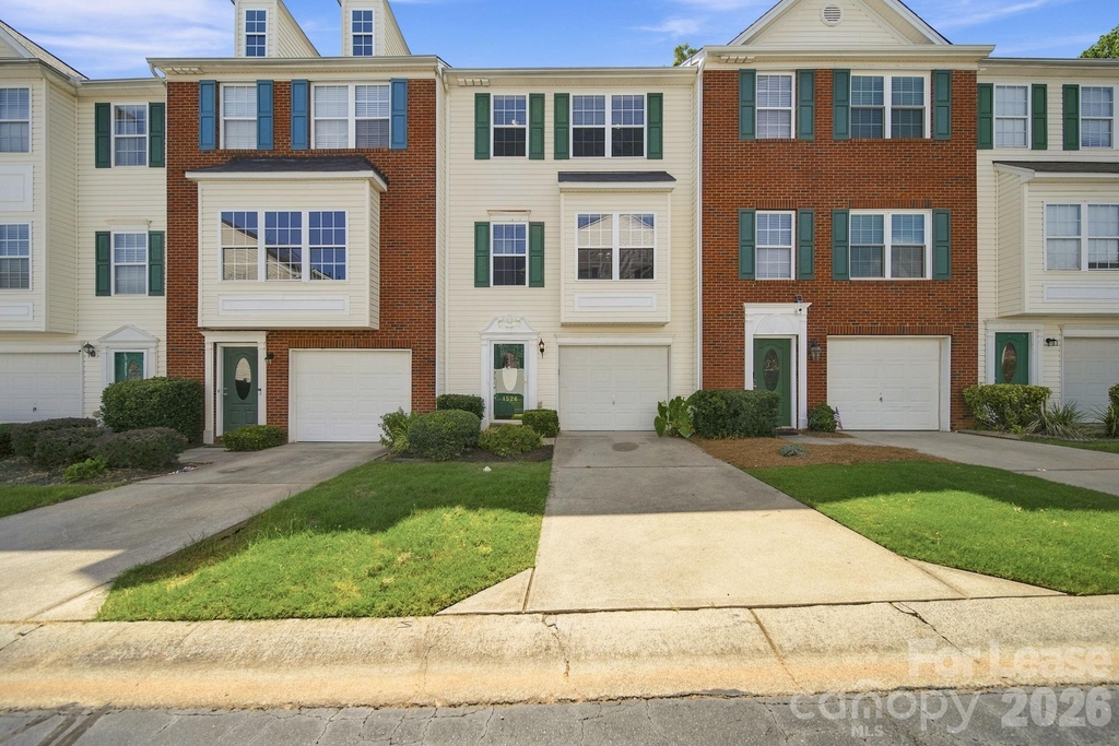 1526 Royal Auburn Avenue - Photo 0