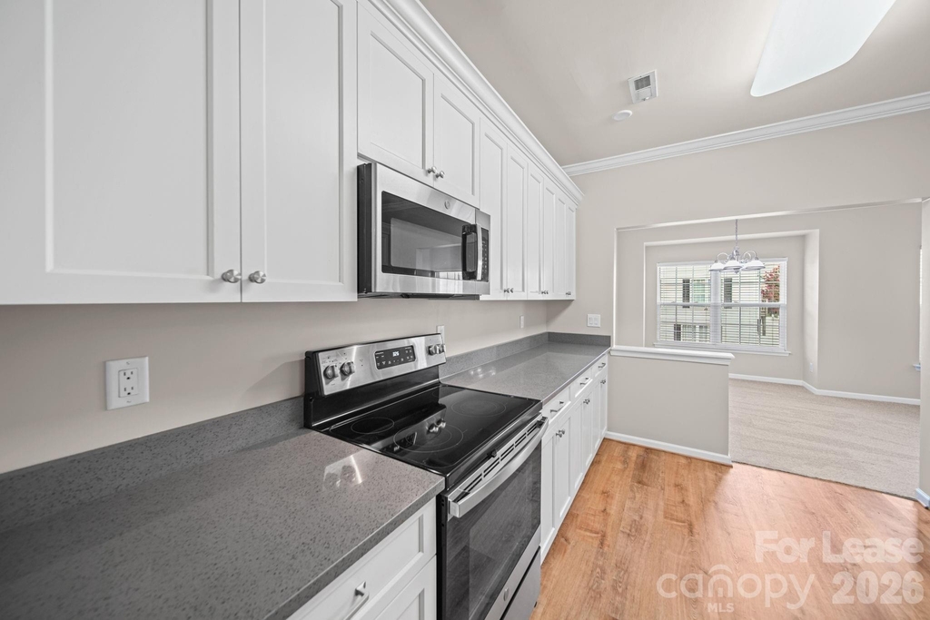 1526 Royal Auburn Avenue - Photo 9