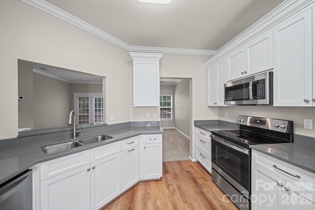 1526 Royal Auburn Avenue - Photo 11