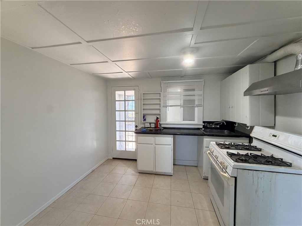 811 E Wells - Photo 3