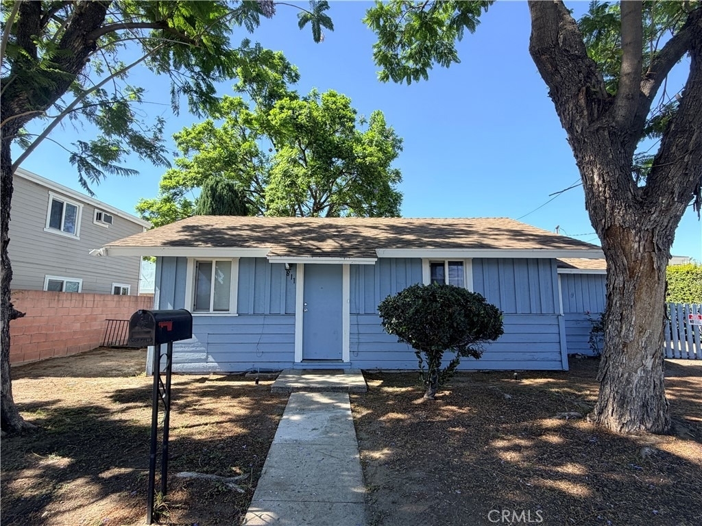 811 E Wells - Photo 0