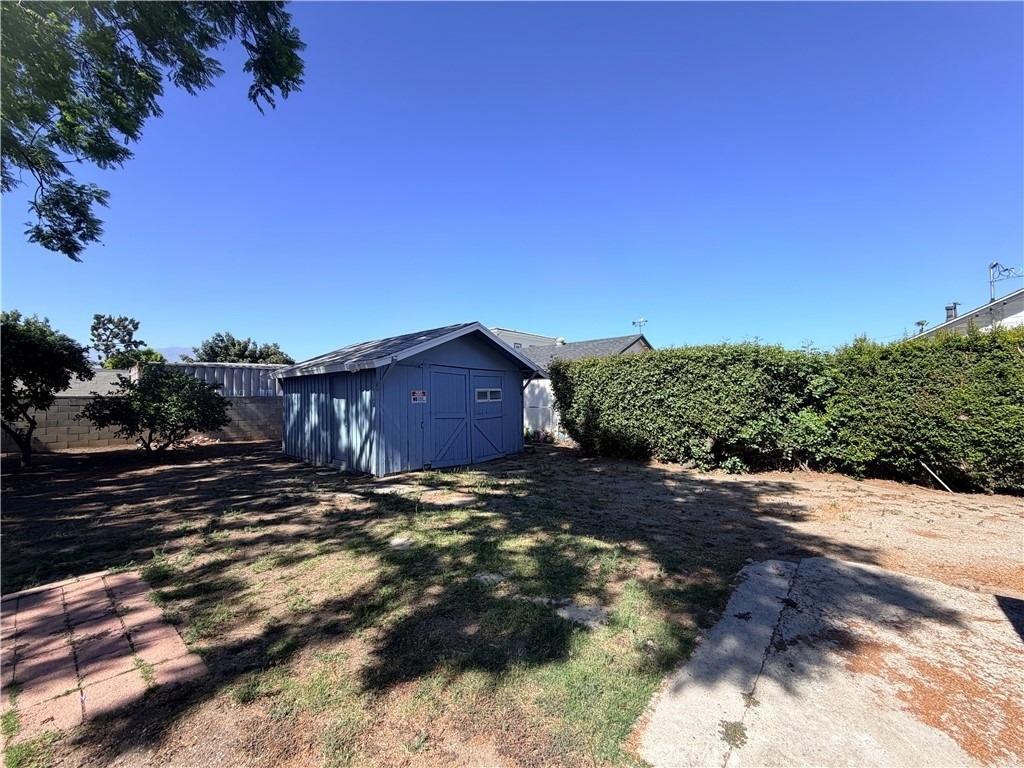 811 E Wells - Photo 11
