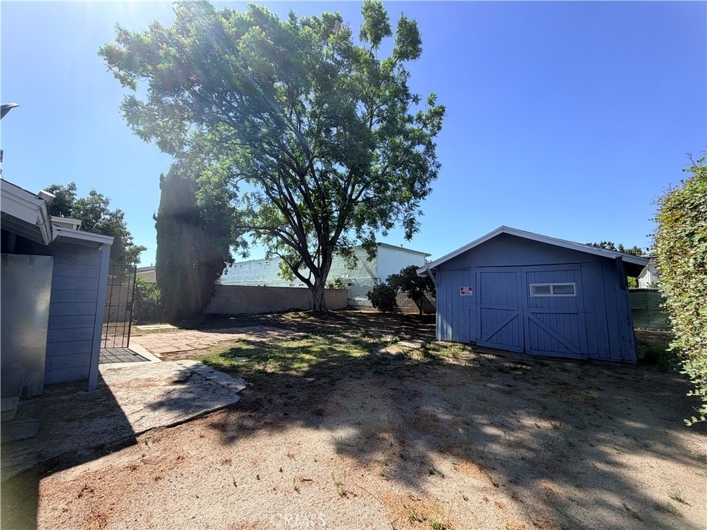 811 E Wells - Photo 10