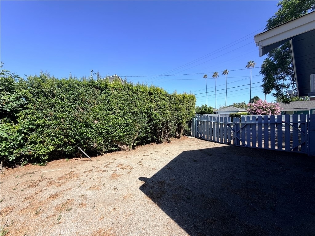 811 E Wells - Photo 12