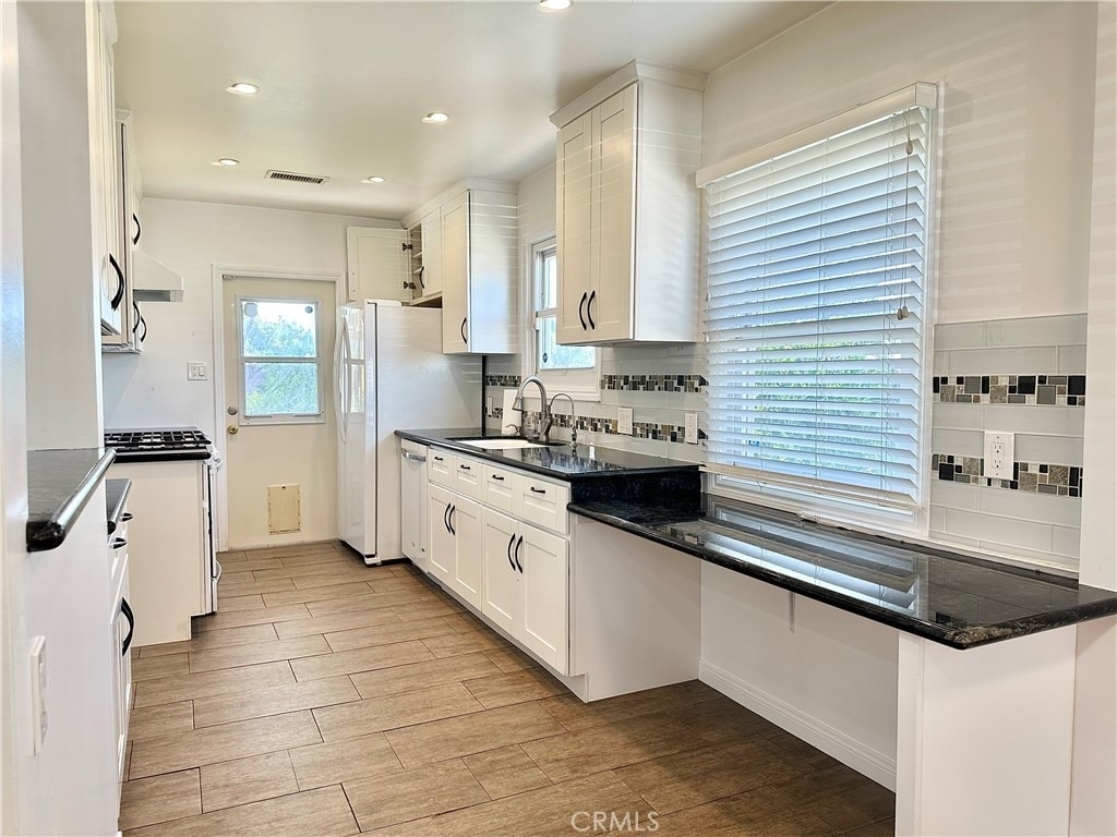 1527 Lancewood Avenue - Photo 4