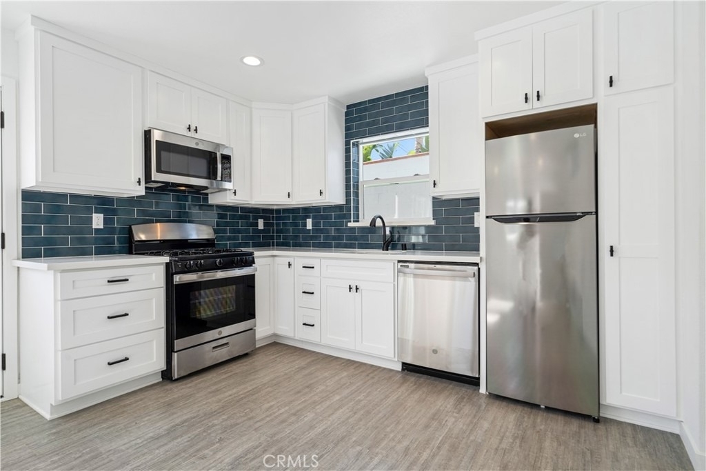 18924 Sylvan Street - Photo 7