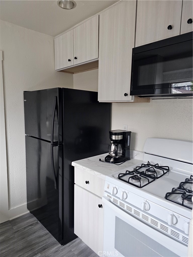 612 W 45th St - Photo 10