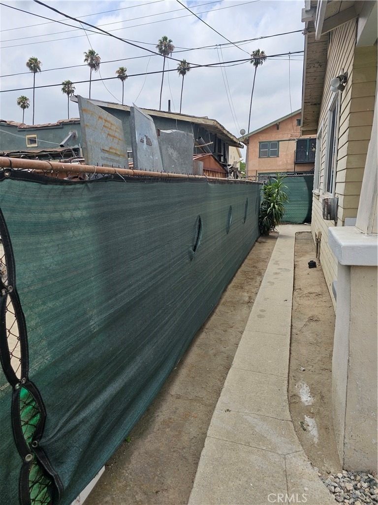 612 W 45th St - Photo 2