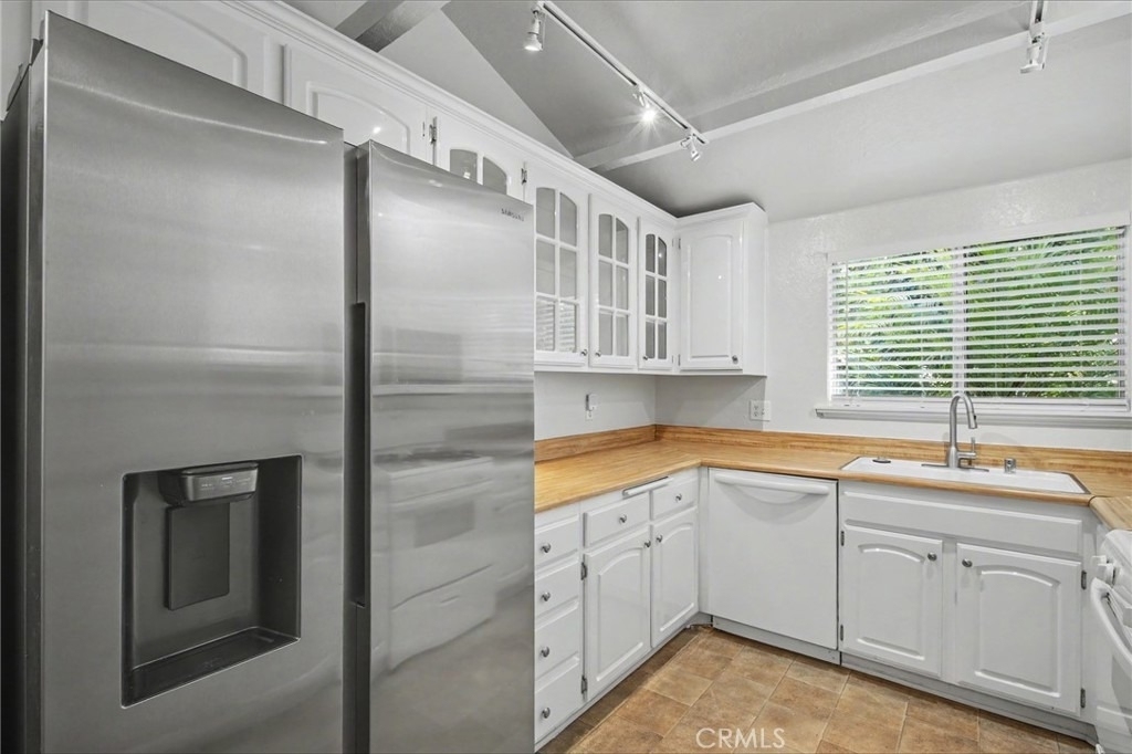 21019 Gresham St. - Photo 6