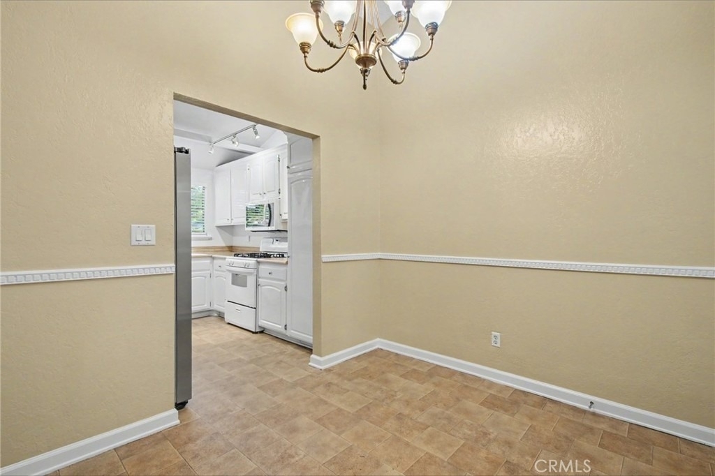 21019 Gresham St. - Photo 4