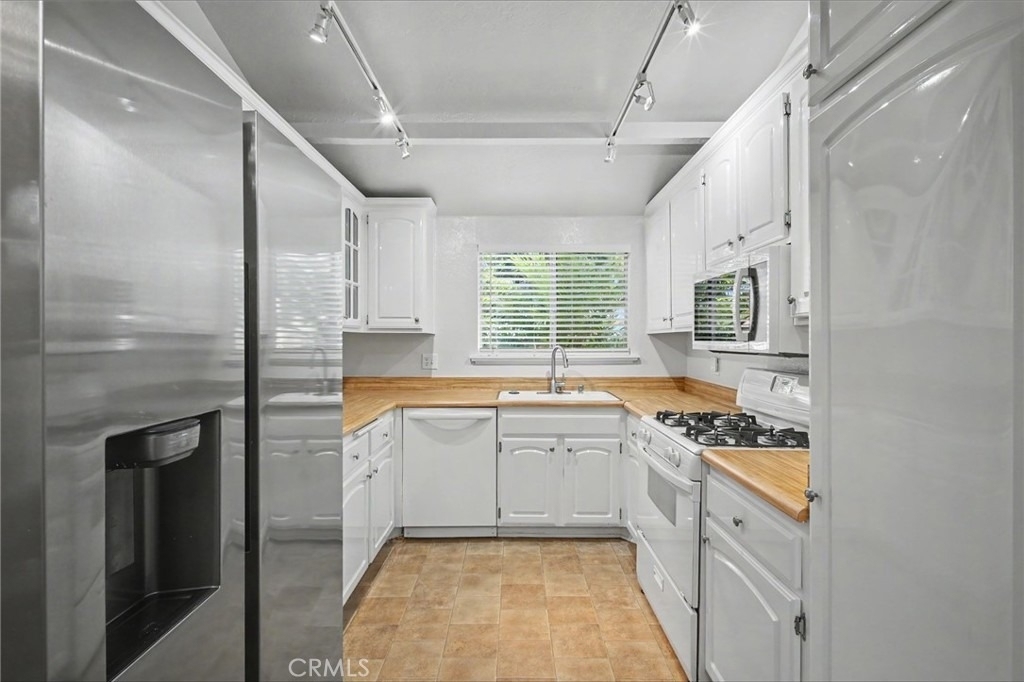 21019 Gresham St. - Photo 5