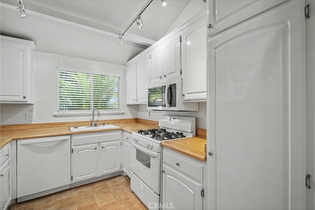 21019 Gresham St. - Photo 7