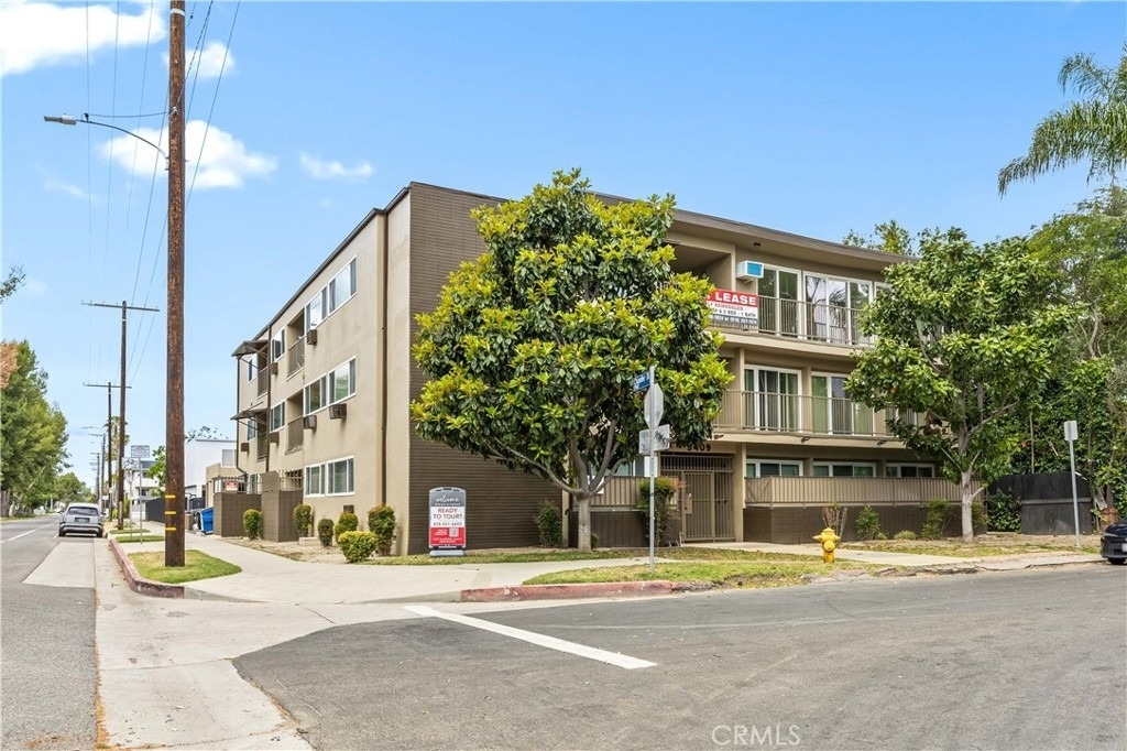 5409 Radford Avenue - Photo 0