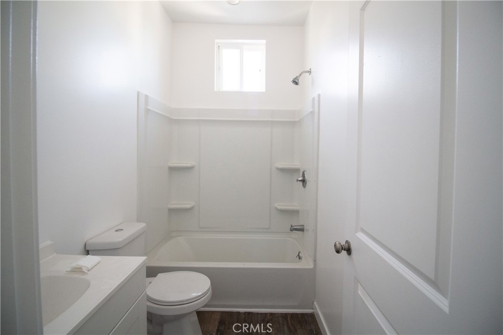 1112 Elden Ave - Photo 4
