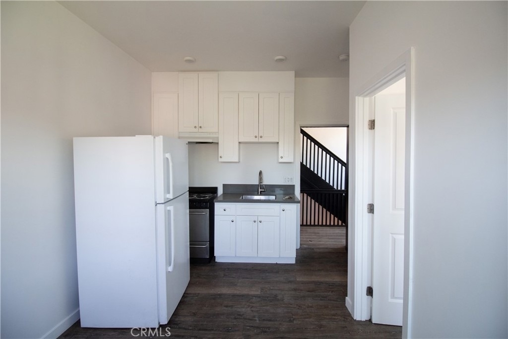 1112 Elden Ave - Photo 0