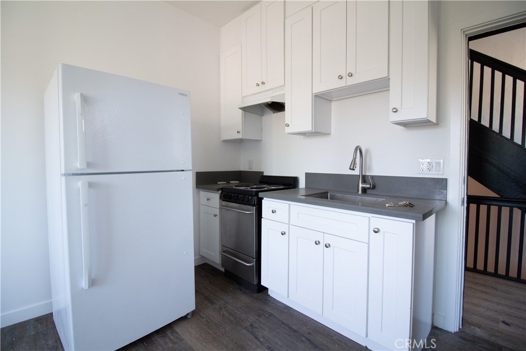 1112 Elden Ave - Photo 1