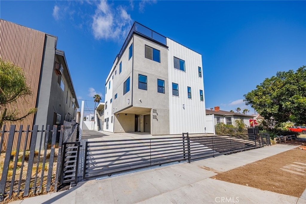 5933 Comey Avenue - Photo 0
