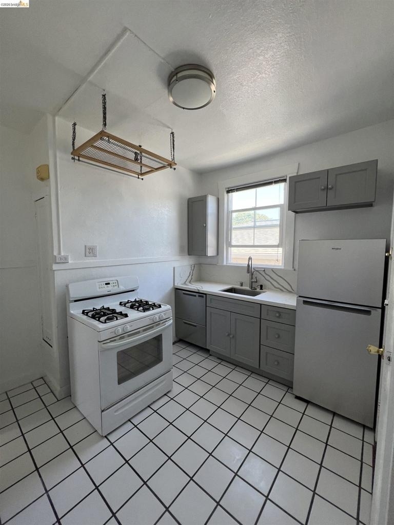 2249 Spaulding Ave - Photo 2
