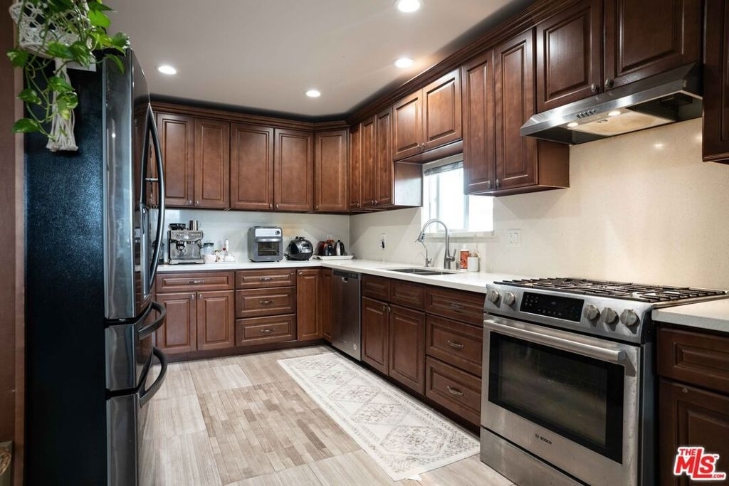 306 E 36th Street - Photo 3