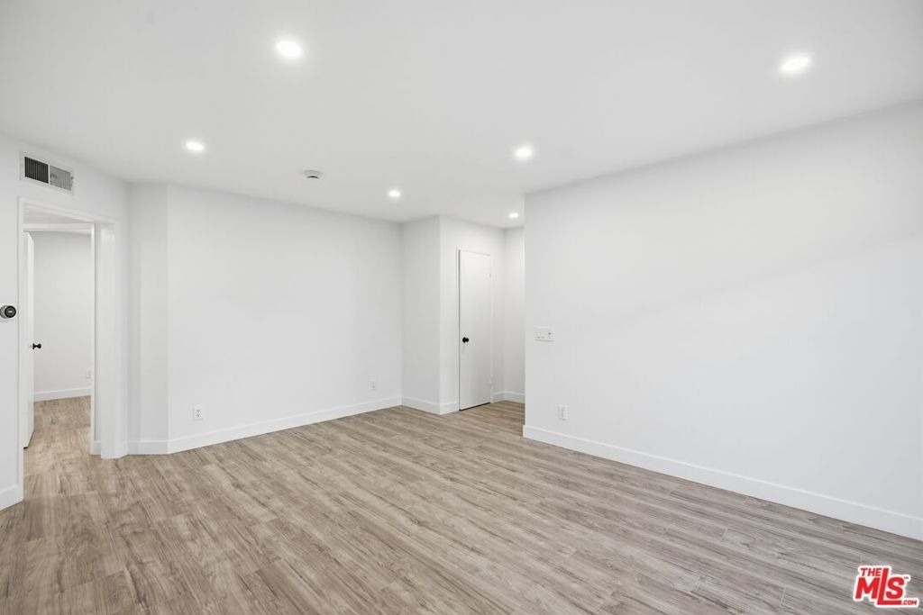 13025 Moorpark Street - Photo 2
