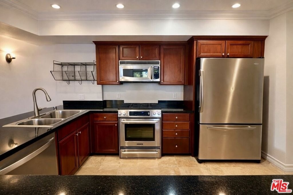 122 N Clark Drive - Photo 5