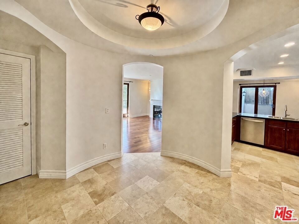 122 N Clark Drive - Photo 3