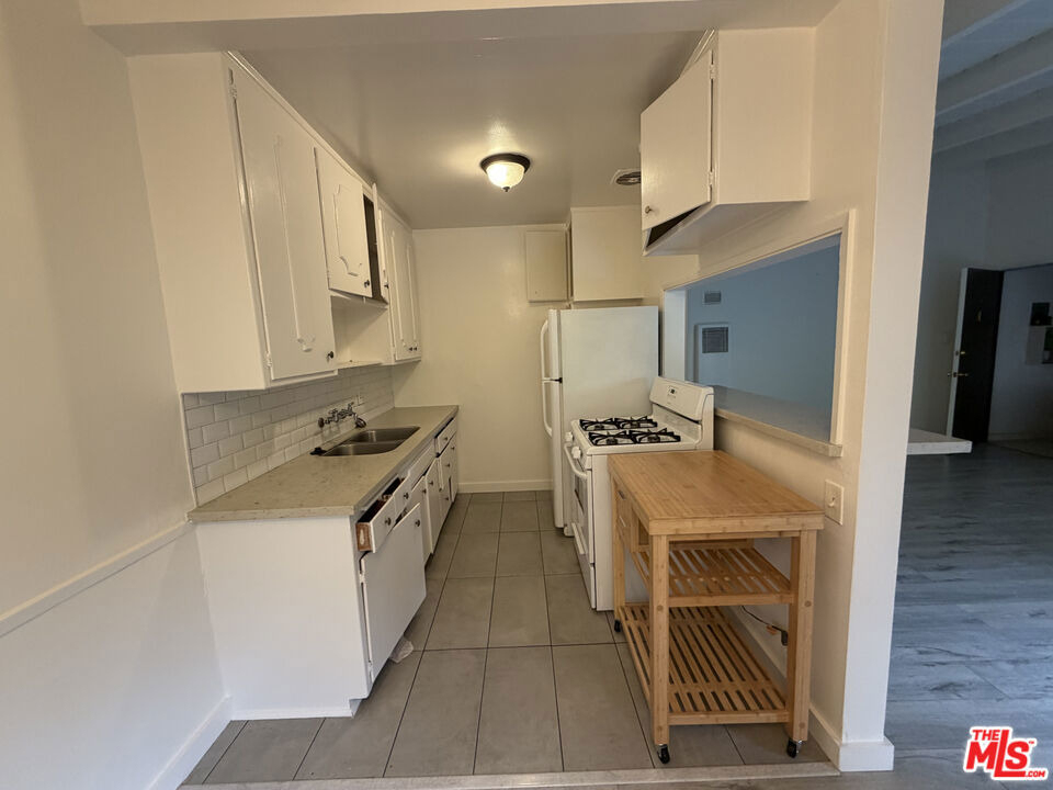 11842 Goshen Avenue - Photo 4