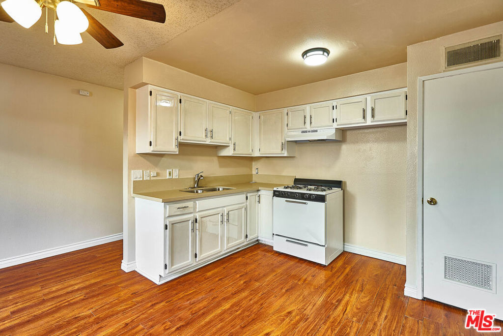 820 S St Andrews Place - Photo 18