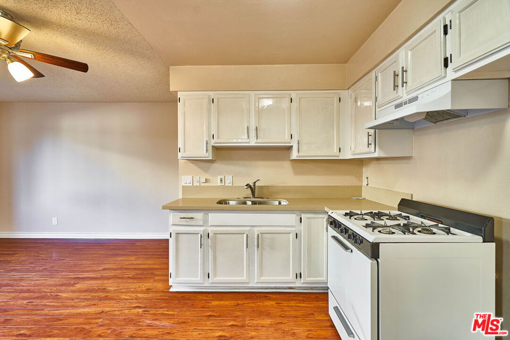 820 S St Andrews Place - Photo 2
