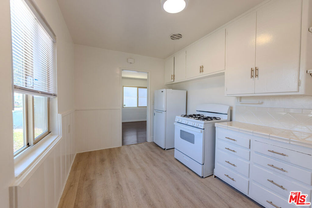 233 E Alameda Avenue - Photo 6