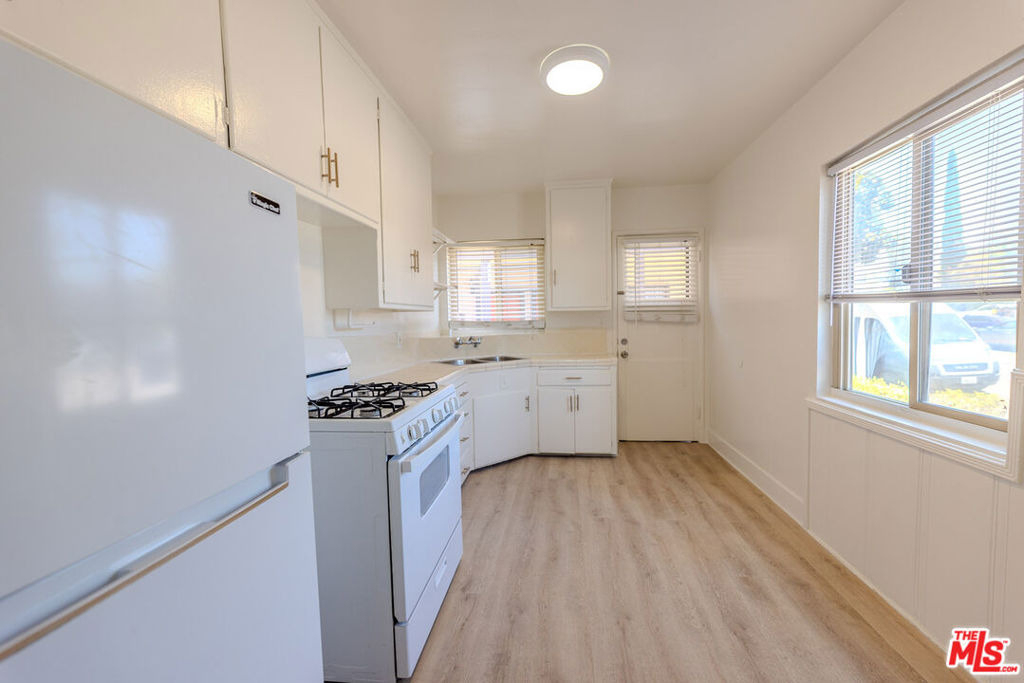 233 E Alameda Avenue - Photo 5