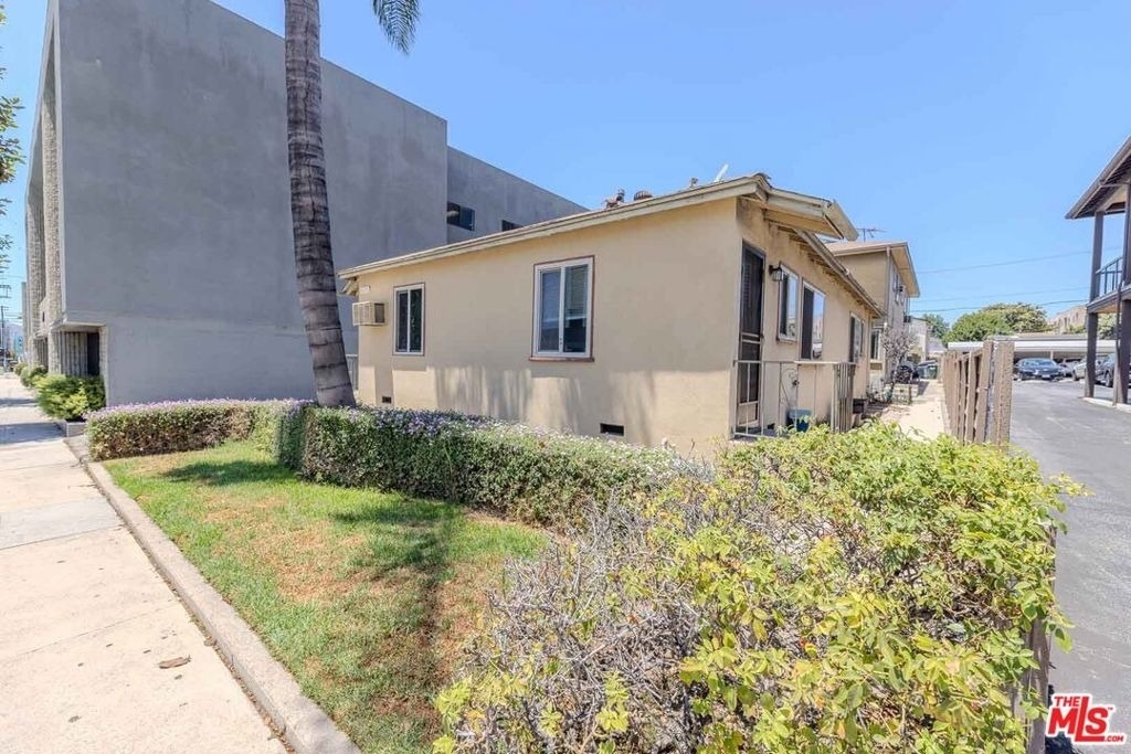 233 E Alameda Avenue - Photo 17