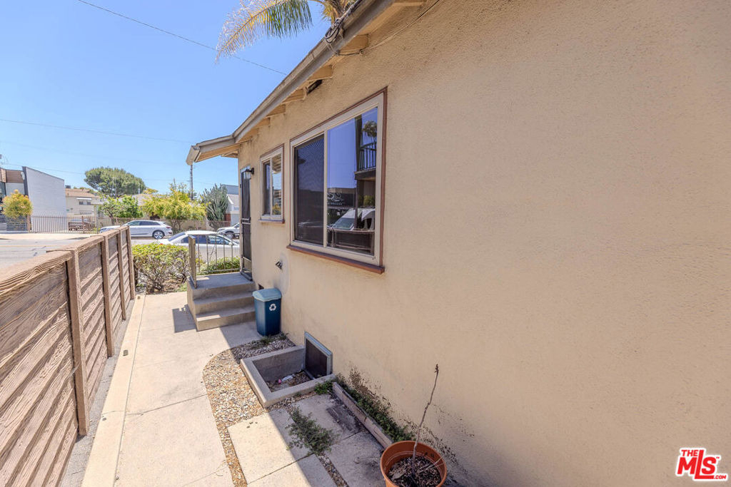 233 E Alameda Avenue - Photo 20