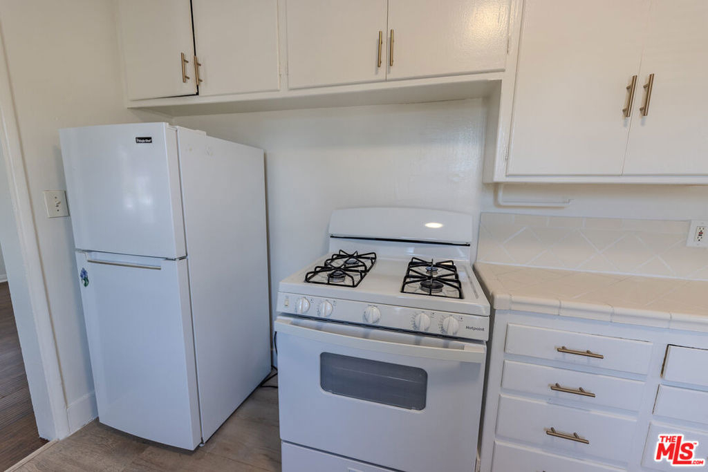 233 E Alameda Avenue - Photo 8