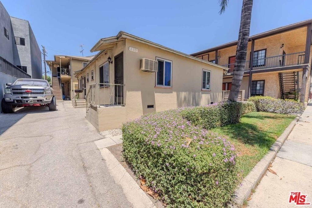 233 E Alameda Avenue - Photo 18