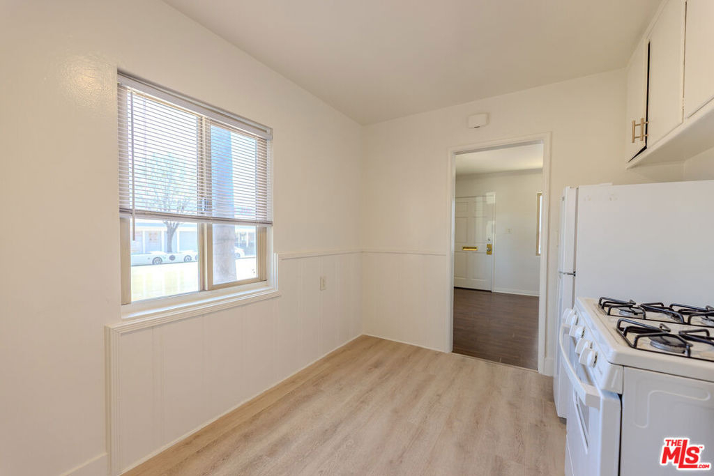 233 E Alameda Avenue - Photo 9