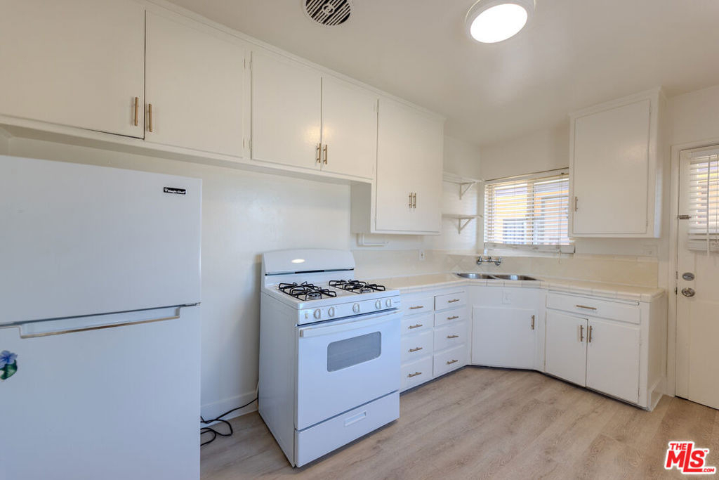233 E Alameda Avenue - Photo 4