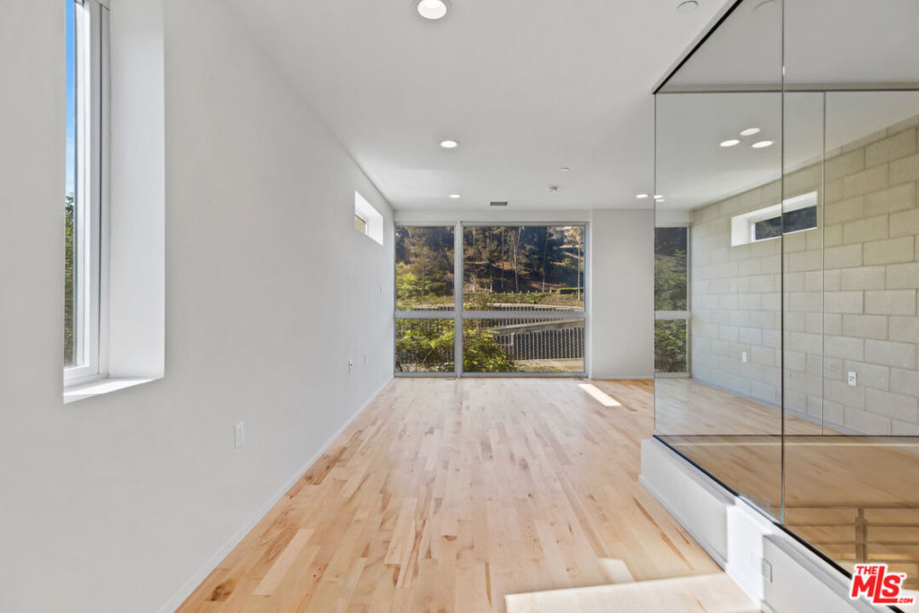 3450 Cahuenga Boulevard - Photo 18