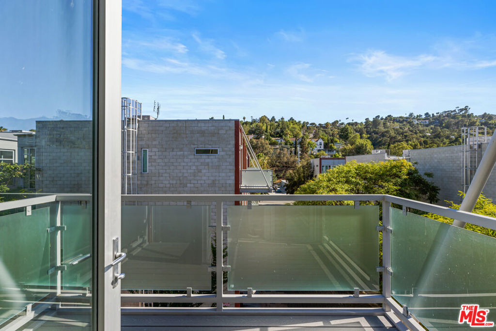 3450 Cahuenga Boulevard - Photo 23