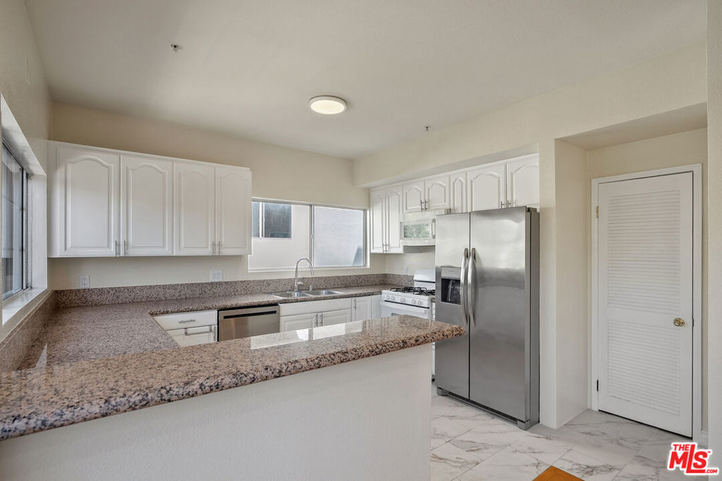 923 Euclid Street - Photo 6