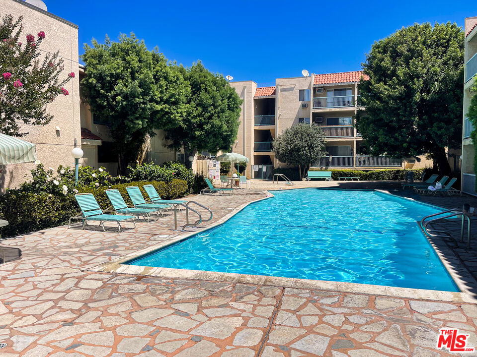 18307 Burbank Boulevard - Photo 10