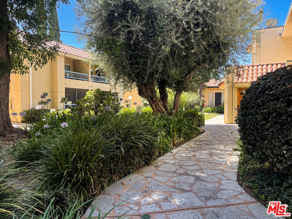 18307 Burbank Boulevard - Photo 9