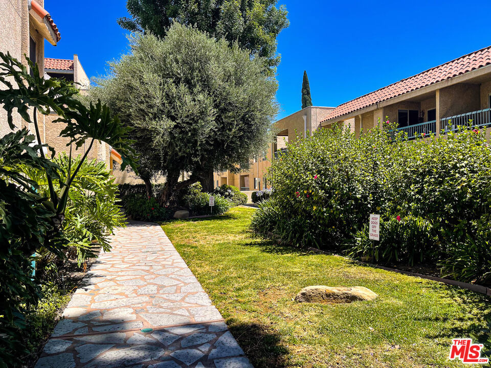 18307 Burbank Boulevard - Photo 8