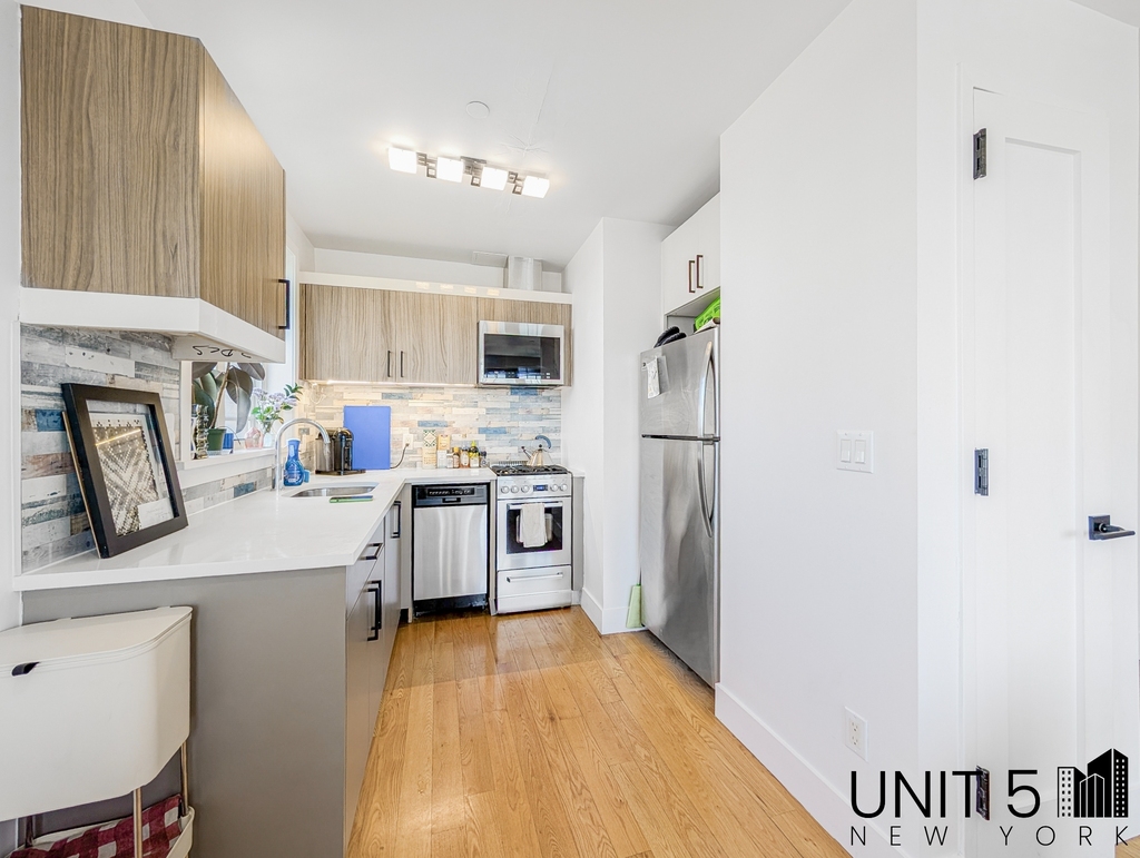 319 Graham Avenue - Photo 3