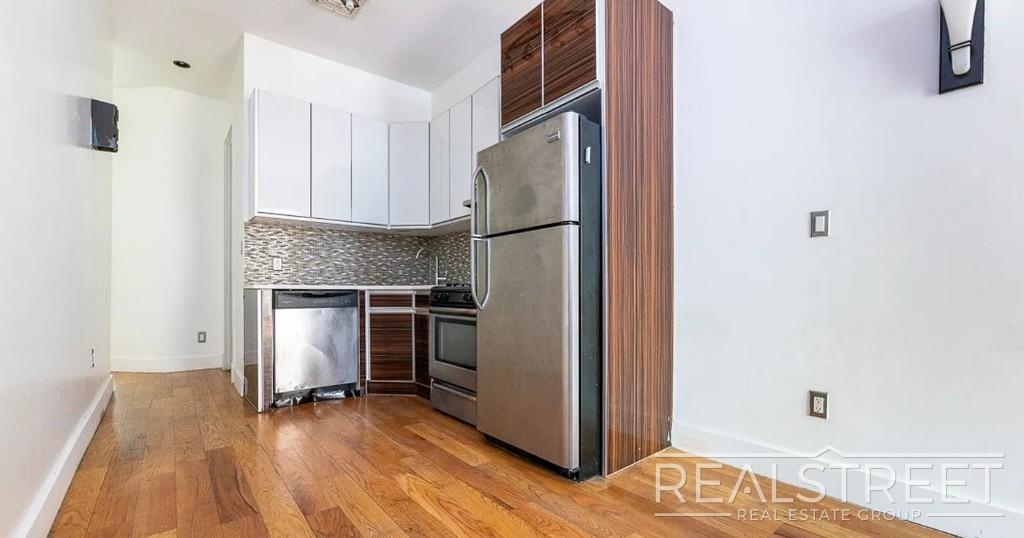 277 Menahan Street - Photo 1