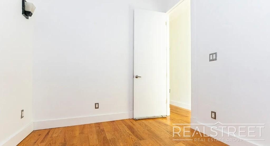 277 Menahan Street - Photo 11