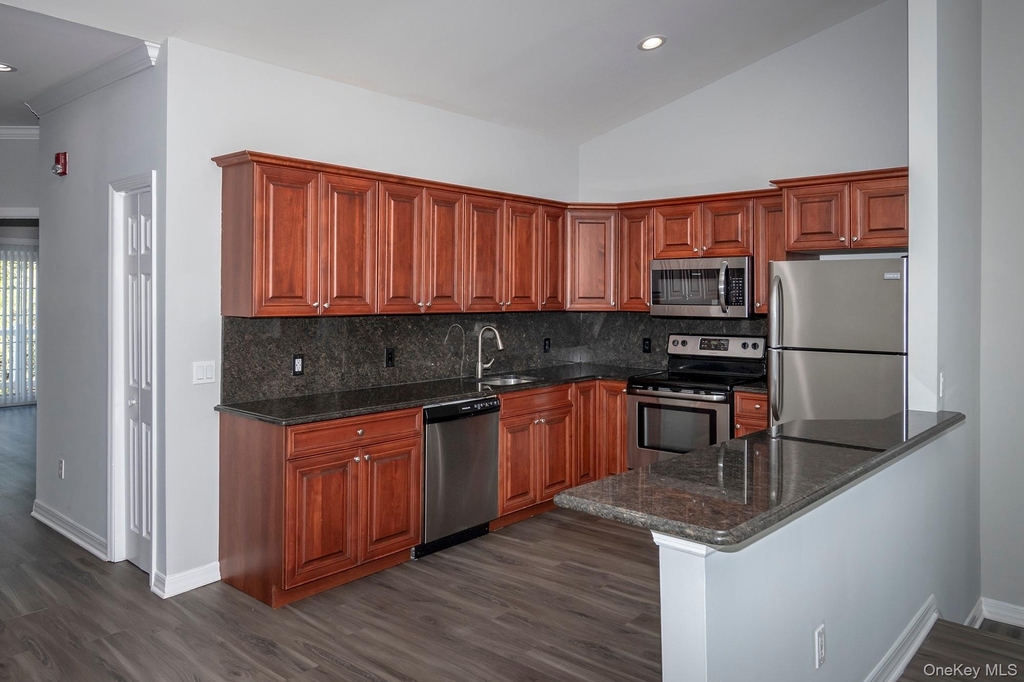 216 Center Court - Photo 2